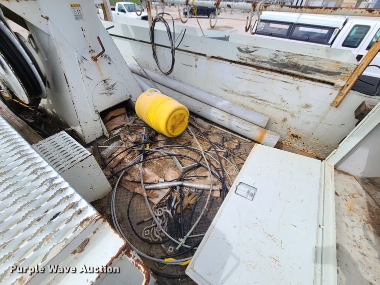 image for item DH5907 2005 International 7400  pressure digger derrick truck