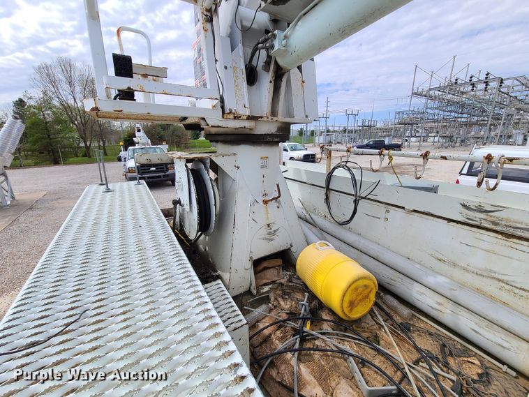 image for item DH5907 2005 International 7400  pressure digger derrick truck