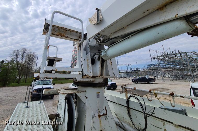 image for item DH5907 2005 International 7400  pressure digger derrick truck