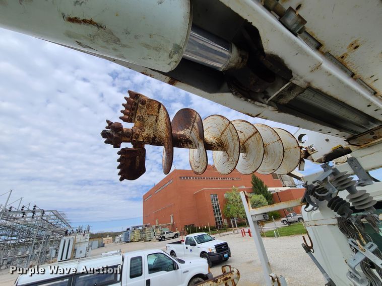 image for item DH5907 2005 International 7400  pressure digger derrick truck