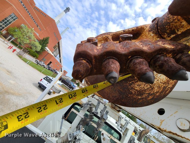 image for item DH5907 2005 International 7400  pressure digger derrick truck