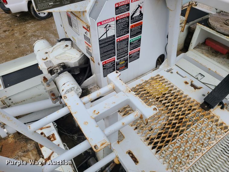 image for item DH5907 2005 International 7400  pressure digger derrick truck