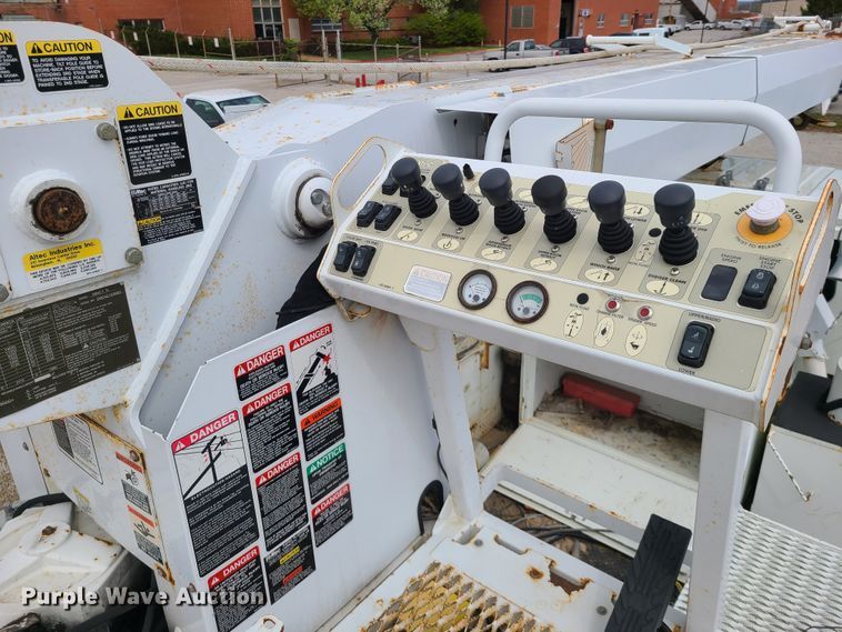 image for item DH5907 2005 International 7400  pressure digger derrick truck