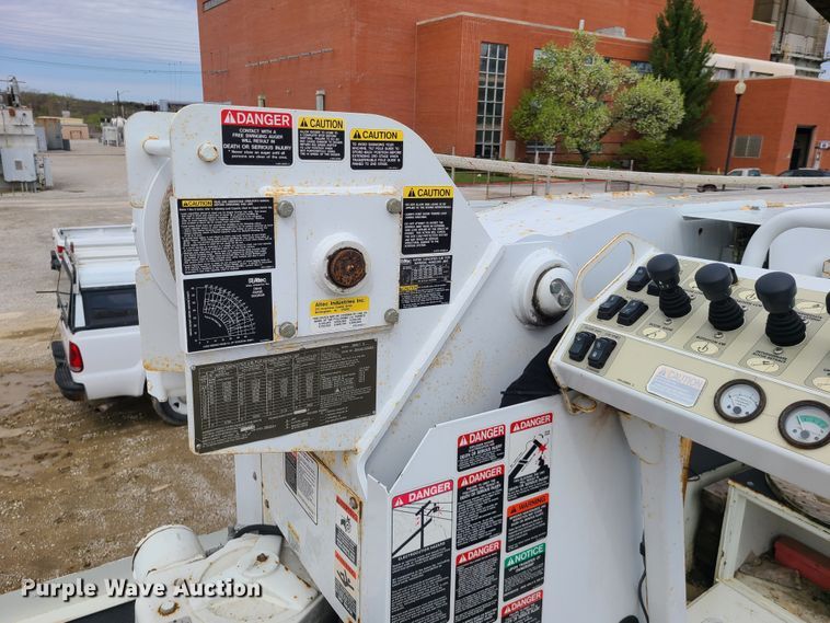 image for item DH5907 2005 International 7400  pressure digger derrick truck