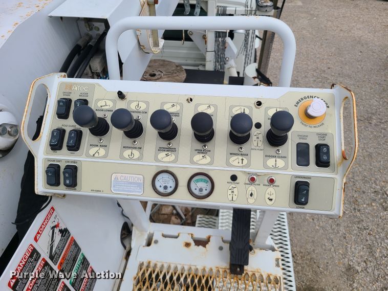 image for item DH5907 2005 International 7400  pressure digger derrick truck