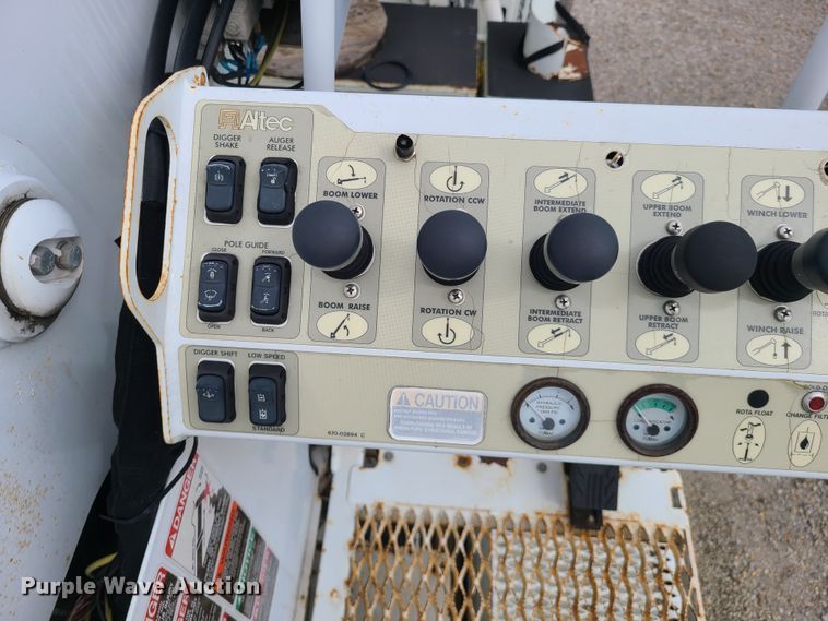 image for item DH5907 2005 International 7400  pressure digger derrick truck