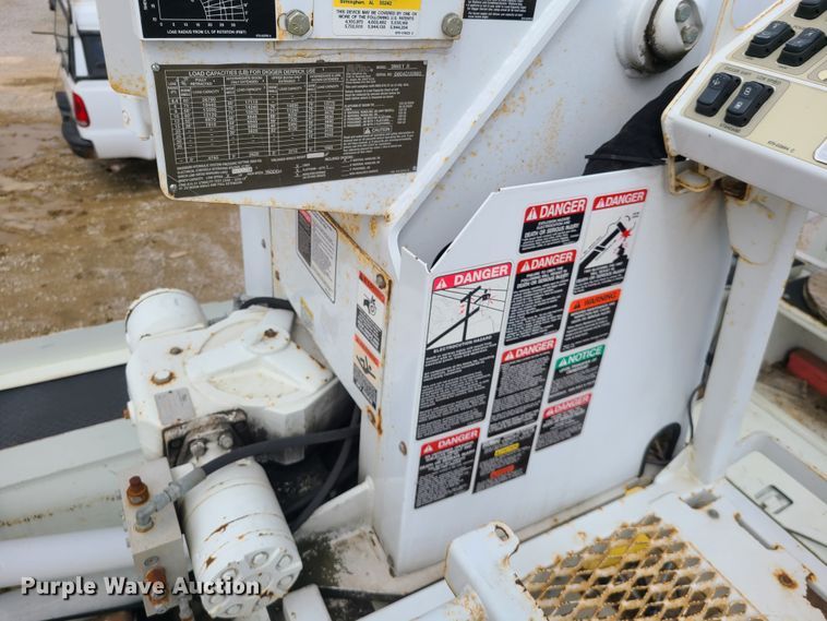 image for item DH5907 2005 International 7400  pressure digger derrick truck