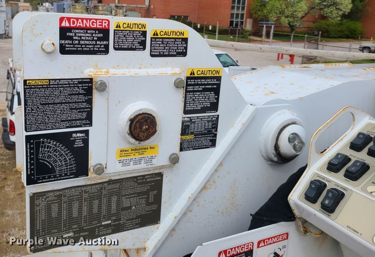 image for item DH5907 2005 International 7400  pressure digger derrick truck