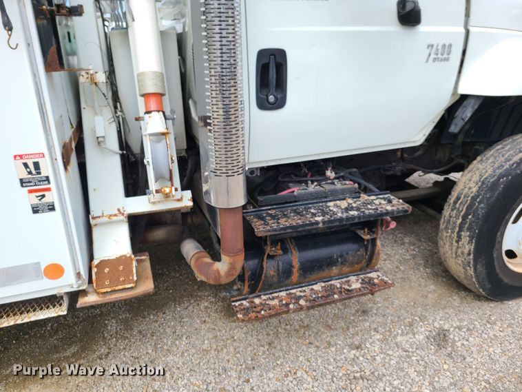 image for item DH5907 2005 International 7400  pressure digger derrick truck