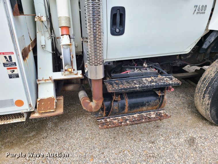 image for item DH5907 2005 International 7400  pressure digger derrick truck