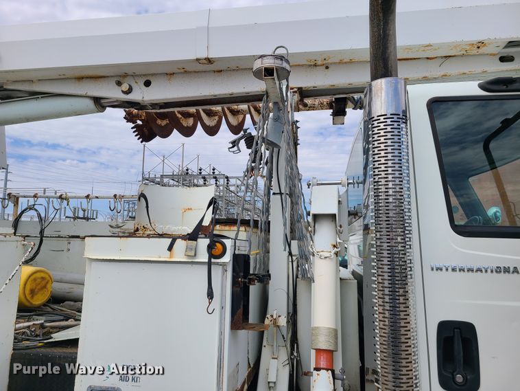 image for item DH5907 2005 International 7400  pressure digger derrick truck