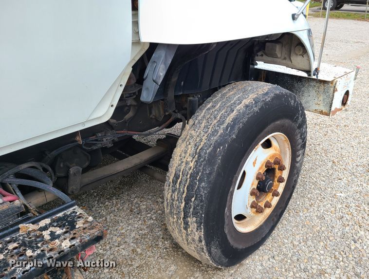 image for item DH5907 2005 International 7400  pressure digger derrick truck