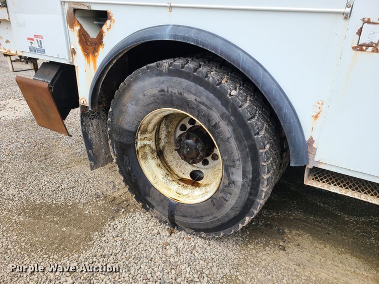 image for item DH5907 2005 International 7400  pressure digger derrick truck