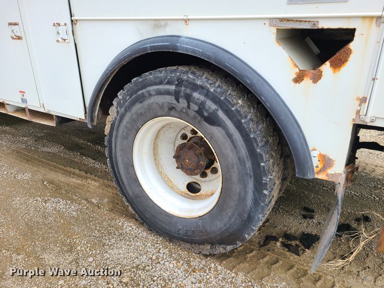 image for item DH5907 2005 International 7400  pressure digger derrick truck