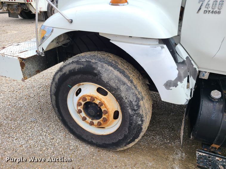 image for item DH5907 2005 International 7400  pressure digger derrick truck