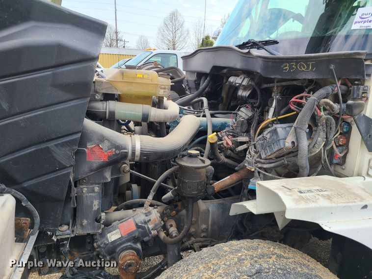 image for item DH5907 2005 International 7400  pressure digger derrick truck