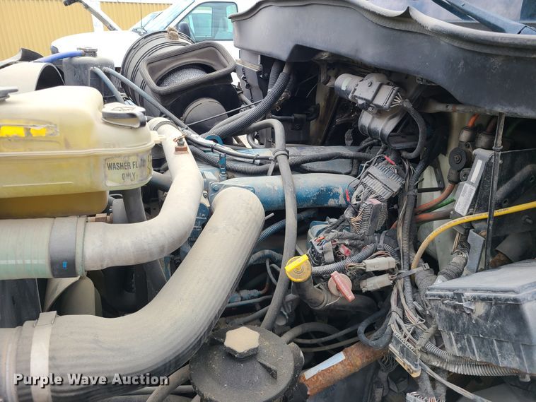 image for item DH5907 2005 International 7400  pressure digger derrick truck