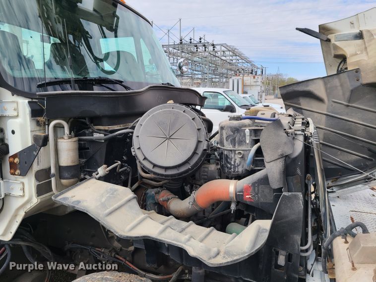 image for item DH5907 2005 International 7400  pressure digger derrick truck