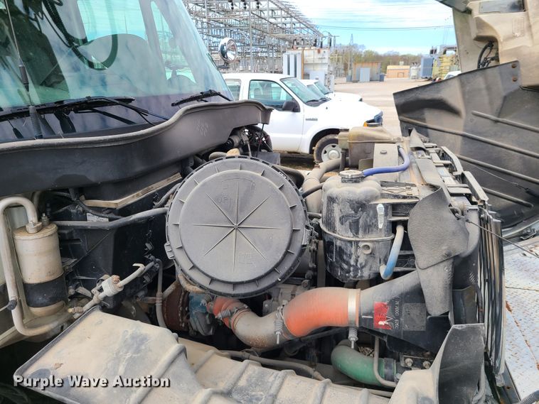 image for item DH5907 2005 International 7400  pressure digger derrick truck