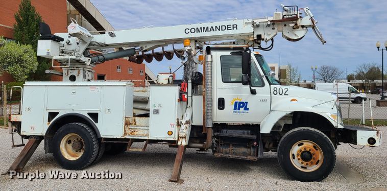 image for item DH5912 2005 International 7400  pressure digger derrick truck