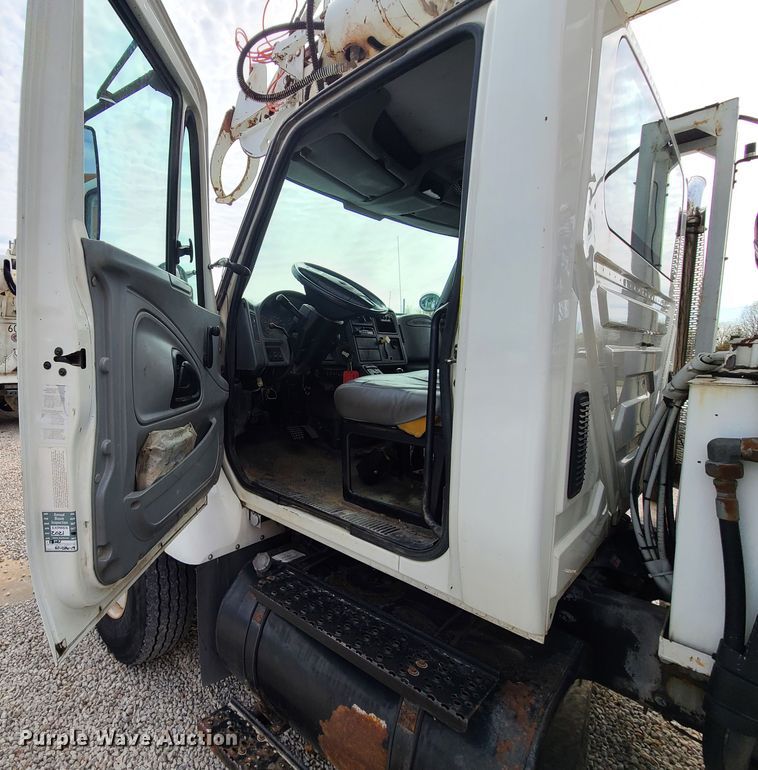 image for item DH5912 2005 International 7400  pressure digger derrick truck