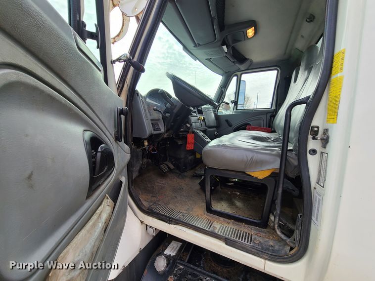 image for item DH5912 2005 International 7400  pressure digger derrick truck