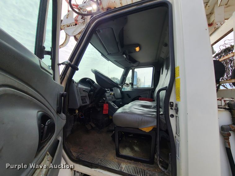 image for item DH5912 2005 International 7400  pressure digger derrick truck