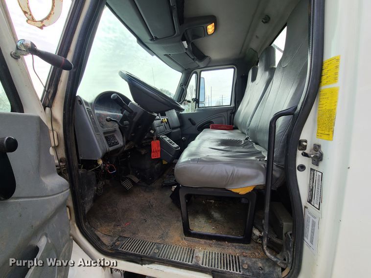 image for item DH5912 2005 International 7400  pressure digger derrick truck