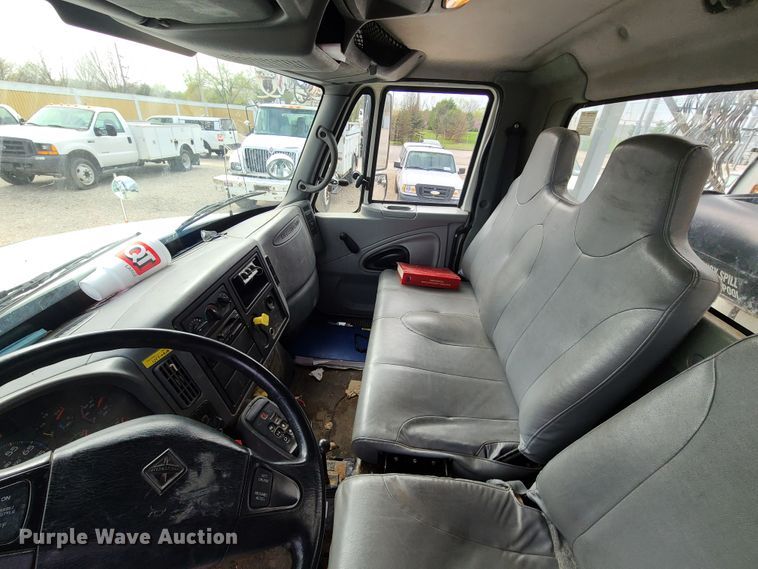 image for item DH5912 2005 International 7400  pressure digger derrick truck