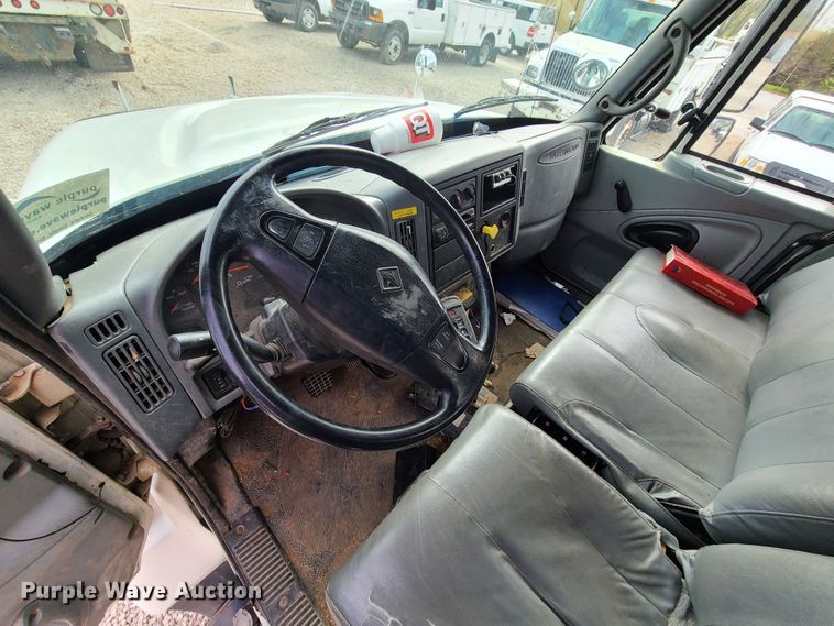 image for item DH5912 2005 International 7400  pressure digger derrick truck