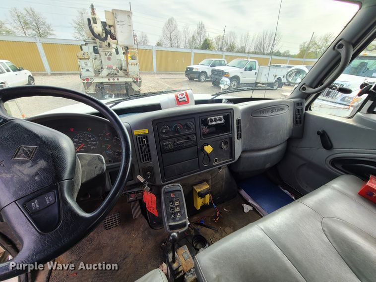 image for item DH5912 2005 International 7400  pressure digger derrick truck