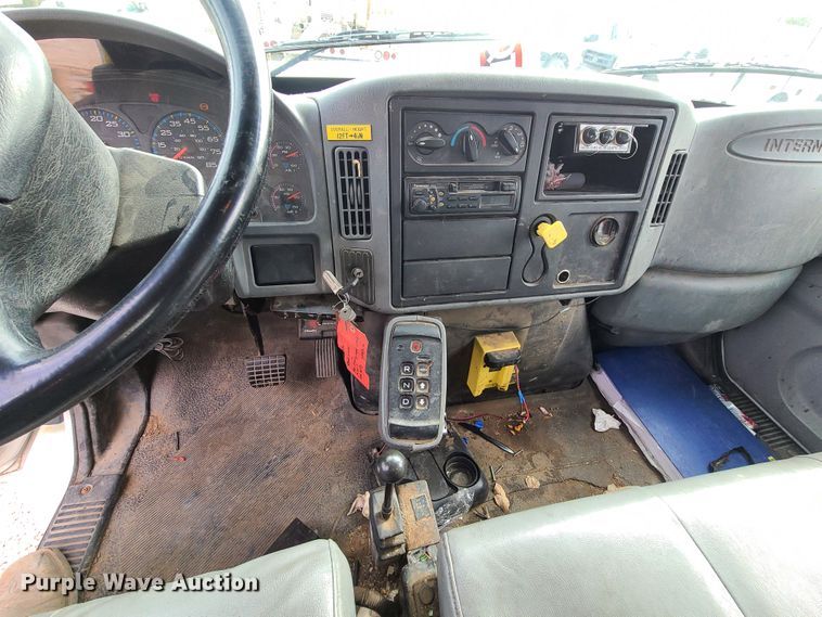 image for item DH5912 2005 International 7400  pressure digger derrick truck