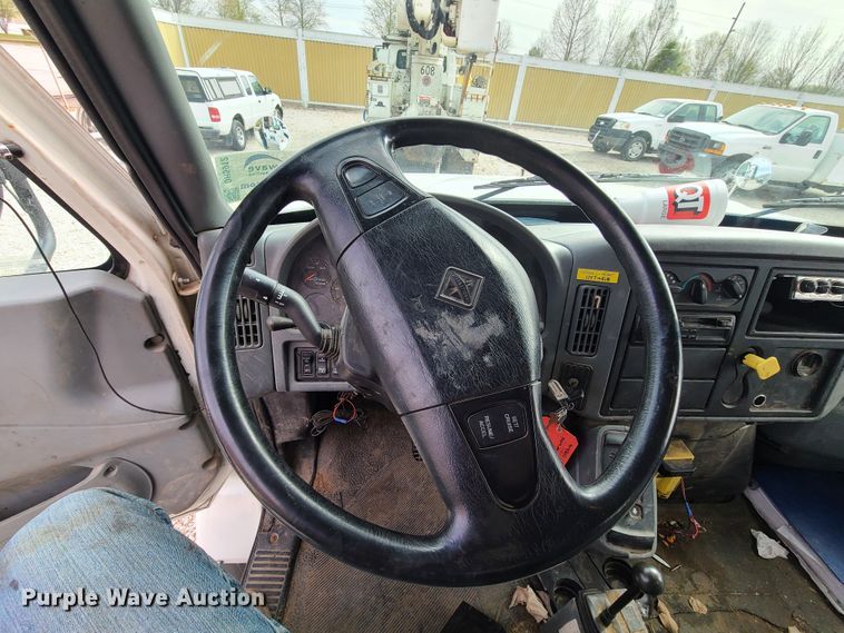 image for item DH5912 2005 International 7400  pressure digger derrick truck