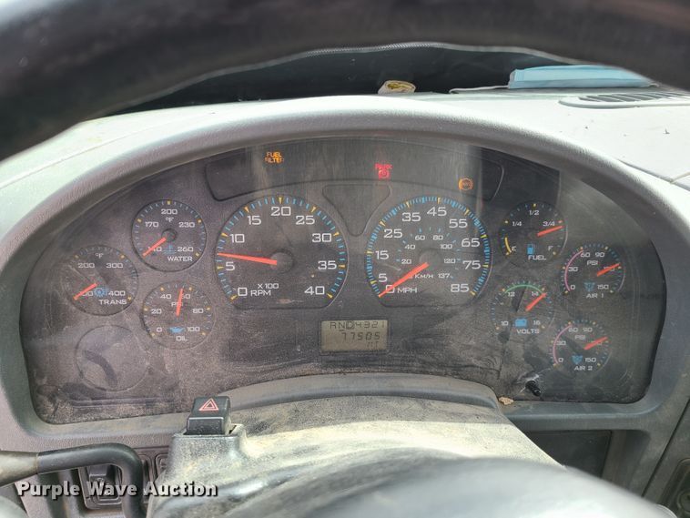 image for item DH5912 2005 International 7400  pressure digger derrick truck