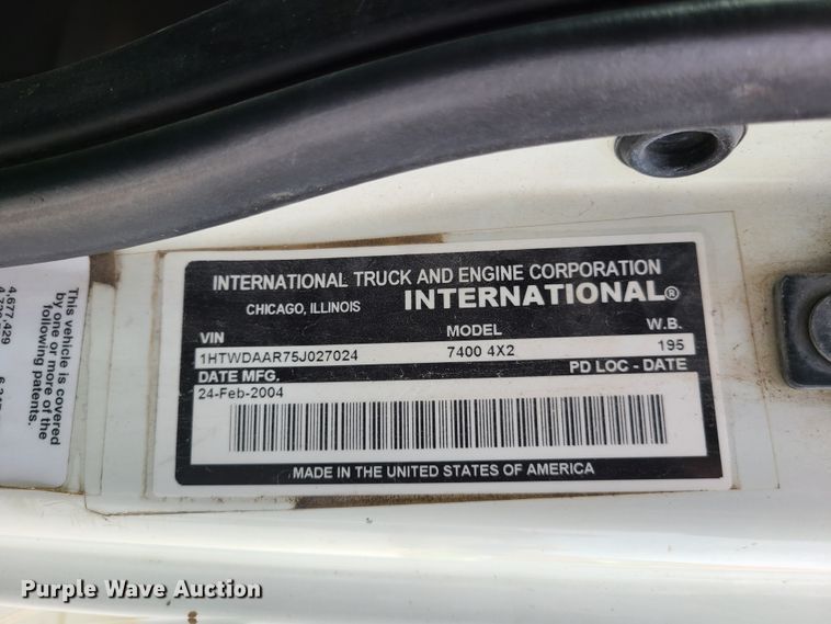 image for item DH5912 2005 International 7400  pressure digger derrick truck