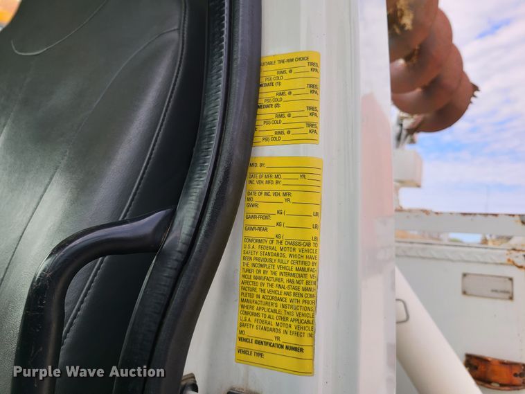 image for item DH5912 2005 International 7400  pressure digger derrick truck