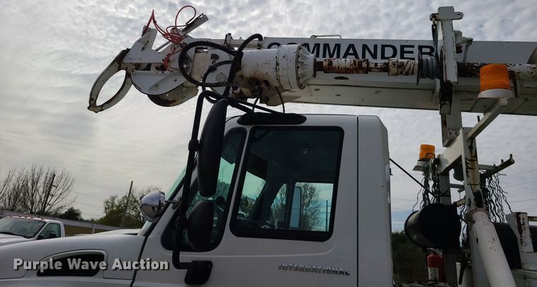 image for item DH5912 2005 International 7400  pressure digger derrick truck