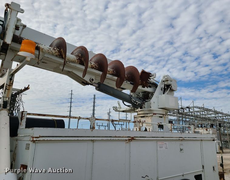 image for item DH5912 2005 International 7400  pressure digger derrick truck