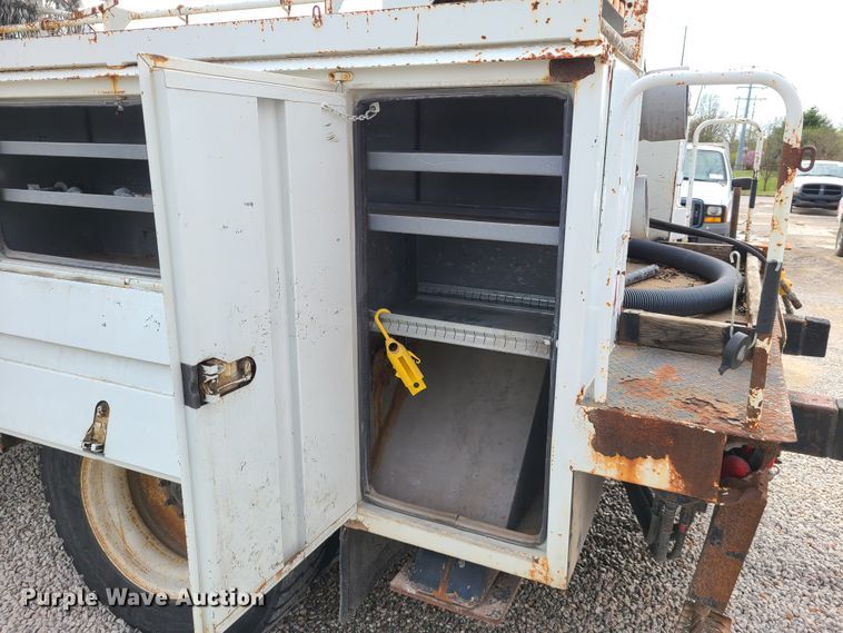 image for item DH5912 2005 International 7400  pressure digger derrick truck