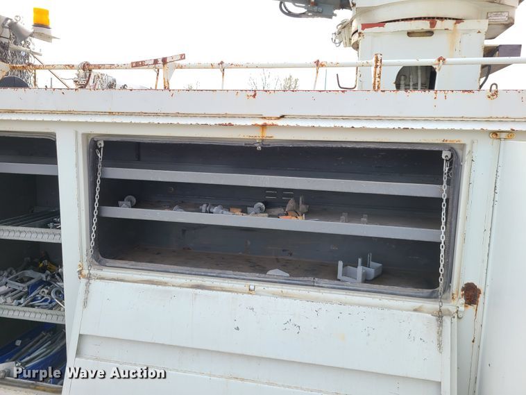 image for item DH5912 2005 International 7400  pressure digger derrick truck