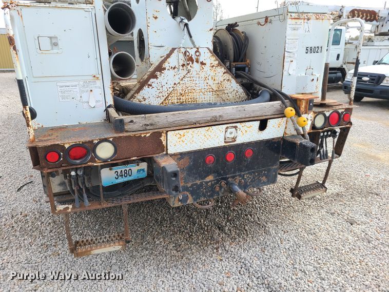 image for item DH5912 2005 International 7400  pressure digger derrick truck