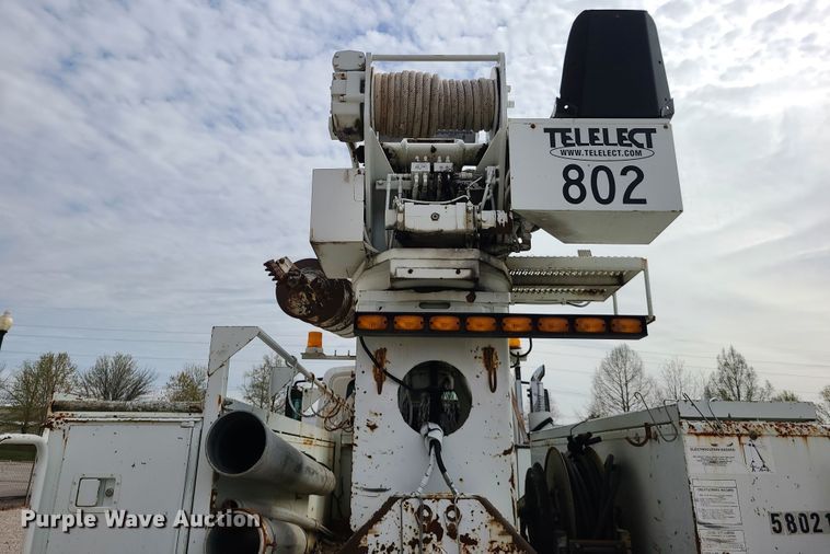 image for item DH5912 2005 International 7400  pressure digger derrick truck