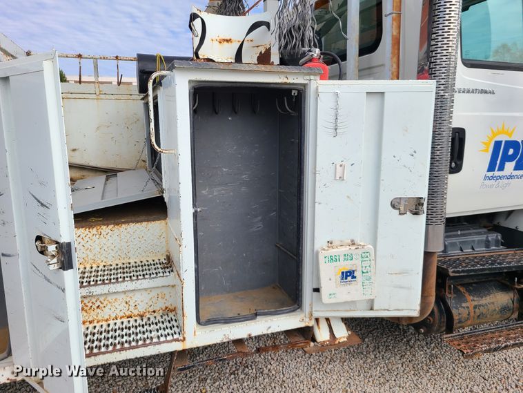 image for item DH5912 2005 International 7400  pressure digger derrick truck