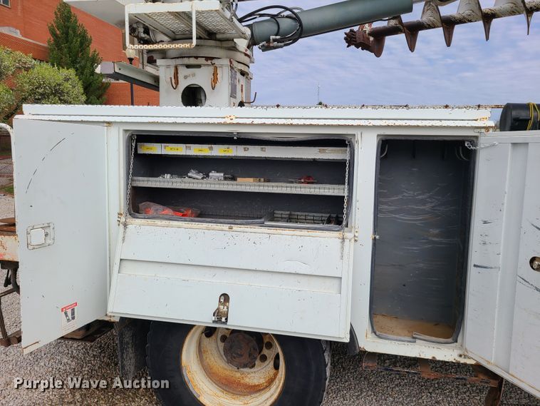 image for item DH5912 2005 International 7400  pressure digger derrick truck