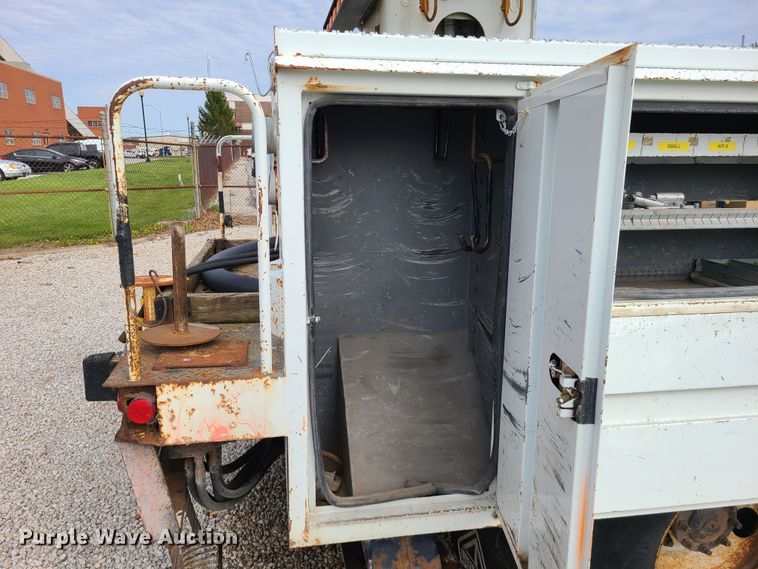 image for item DH5912 2005 International 7400  pressure digger derrick truck