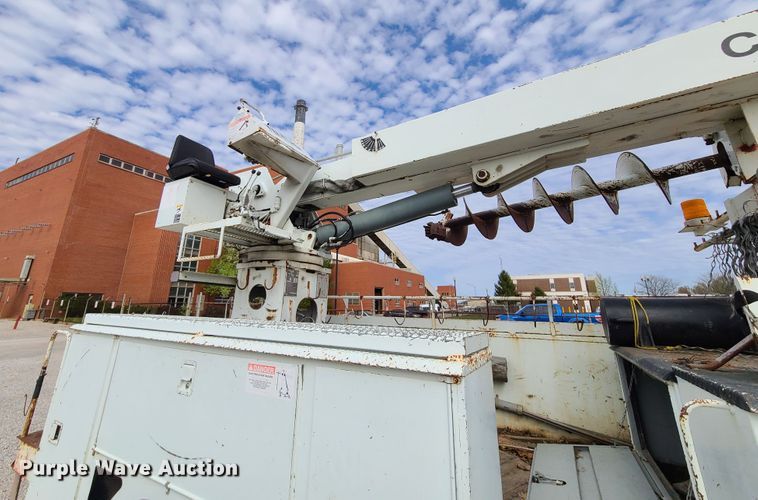 image for item DH5912 2005 International 7400  pressure digger derrick truck