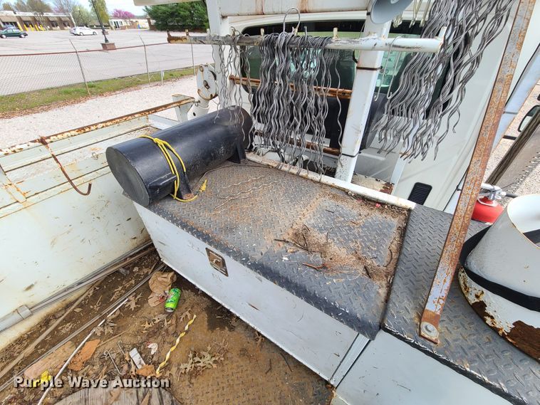 image for item DH5912 2005 International 7400  pressure digger derrick truck