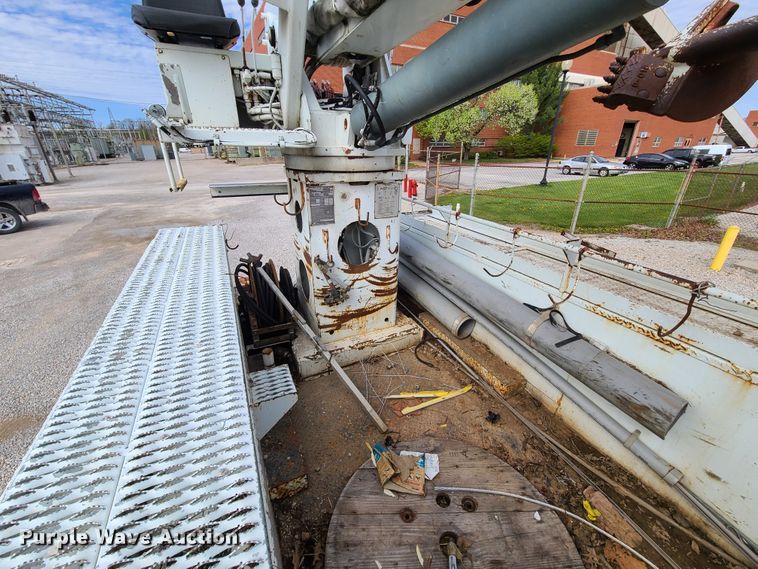 image for item DH5912 2005 International 7400  pressure digger derrick truck