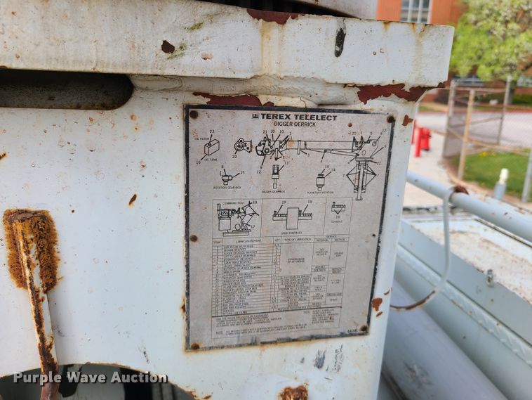 image for item DH5912 2005 International 7400  pressure digger derrick truck