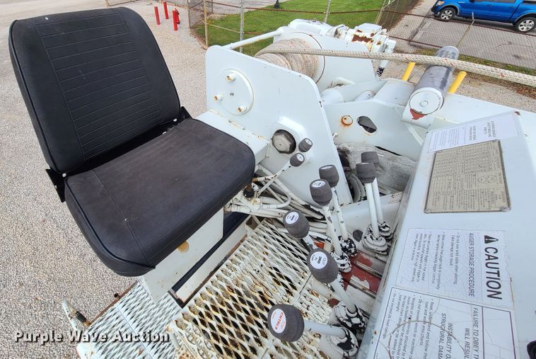 image for item DH5912 2005 International 7400  pressure digger derrick truck